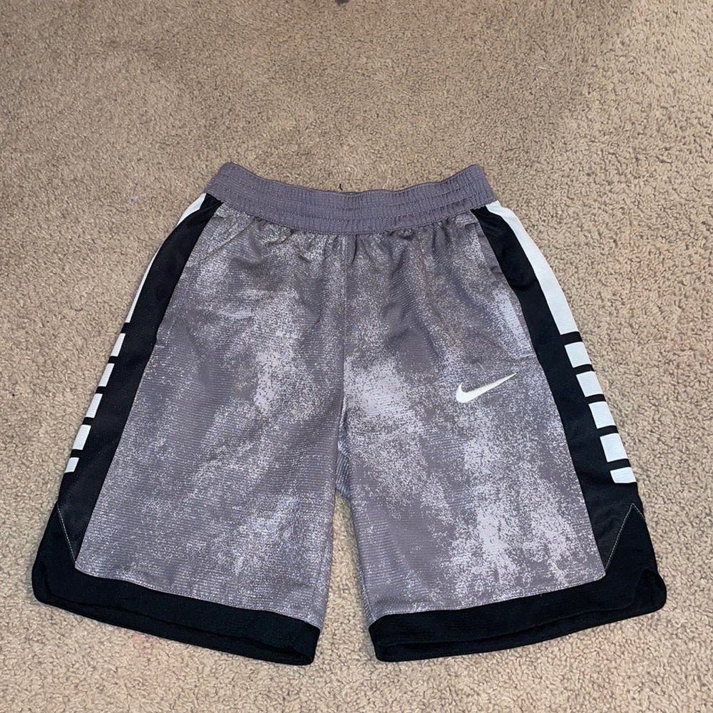 Nike youth Large basketball shorts